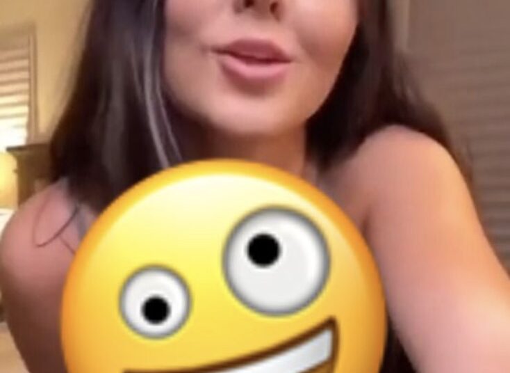 Een jurk en de perfecte rondingen zijn genoeg voor deze dame om makkelijk rond te komen.