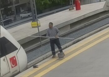 Turkse schoonmaker maakt klein foutje tijdens het reinigen van trein en zorgt voor onverwachte chaos
