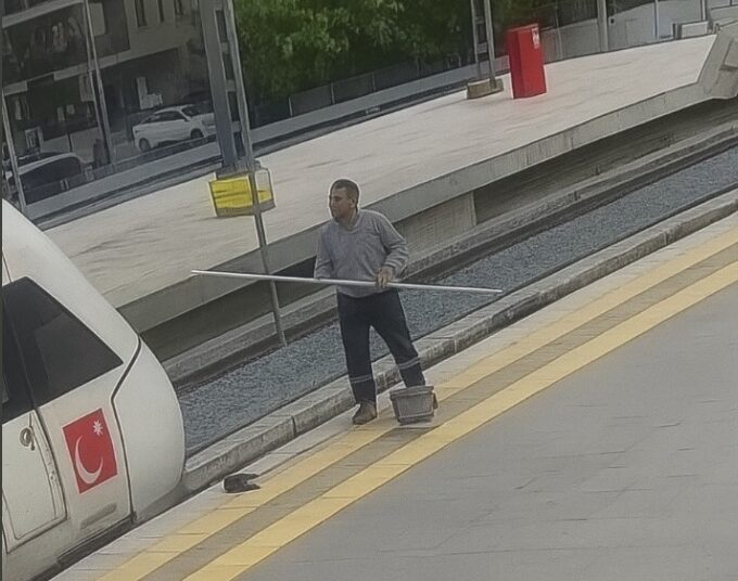 Turkse schoonmaker maakt klein foutje tijdens het reinigen van trein en zorgt voor onverwachte chaos