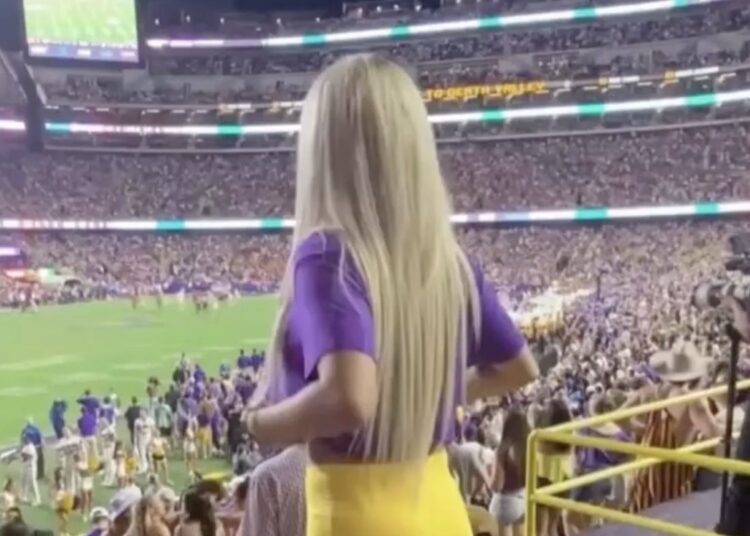 Viral stunt in stadion: Abigail L. wordt na opvallend moment afgevoerd