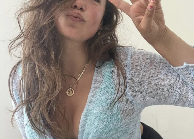 Dit kiekje van Abbey Hoes in bikini gaat op dit moment keihard rond