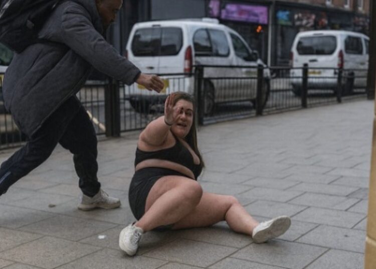 Kan allemaal gewoon midden op straat blijkbaar Wat gebeurt hier precies?