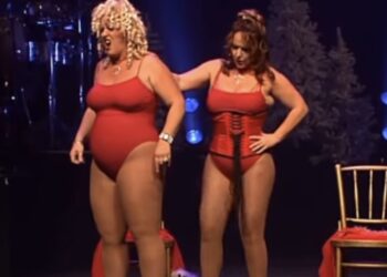 Angela Groothuizen maakte indruk in strak pakje in theatershow ‘Verval’ met Karin Bloemen