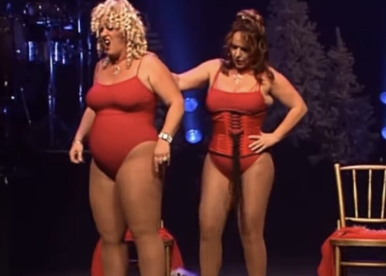 Angela Groothuizen maakte indruk in strak pakje in theatershow ‘Verval’ met Karin Bloemen