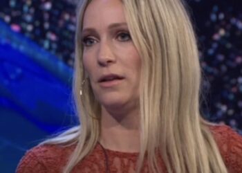 De spannende kerstoutfit van Helene Hendriks op tv blijft niet onopgemerkt