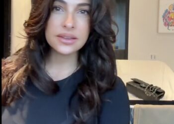 Filmpje van Anna Nooshin in Calvin Klein ondergoed laat ons even stiekem wat langer kijken