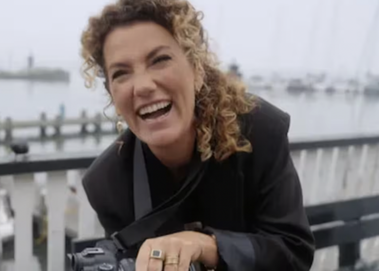 Zien: Tatum Dagelet (48) laat zonder gene een aantal bikinifoto’s zien