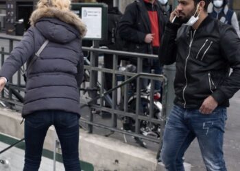 VIDEO: Man duwt vrouw van metrotrap – internet reageert met afschuw