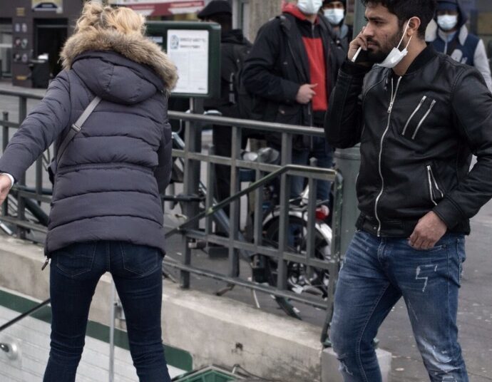 VIDEO: Man duwt vrouw van metrotrap – internet reageert met afschuw