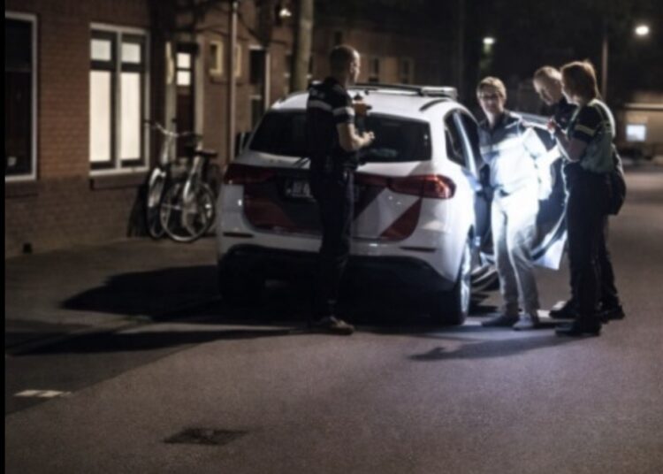 Agent laat niet met zich dollen als arrestant naar hem spuugt