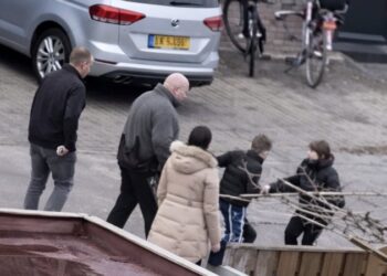 Ouders moedigen de kinderen aan om los te gaan als Rico en Badr