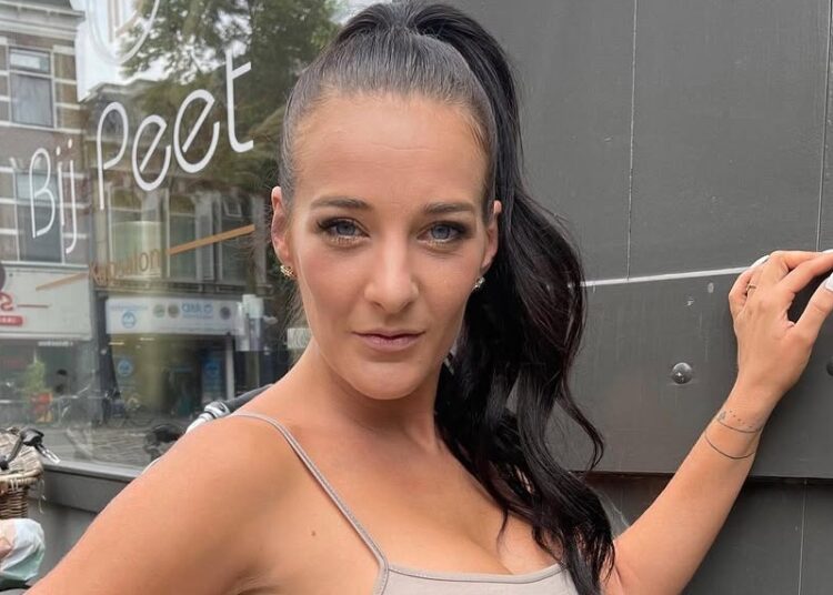 Nicol Kremers trekt piekfijn kerstoutfitje aan en dat vinden wij top