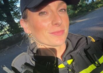 Een kantoorfoto van een politieagente zorgt voor opvallend veel reacties