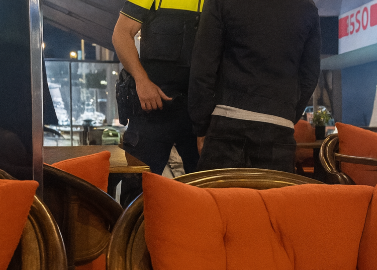 Jongeman wil niet meewerken en wordt op zijn plek gezet door politieagent