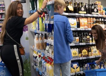 Supermarkt als speelveld voor 2 dames