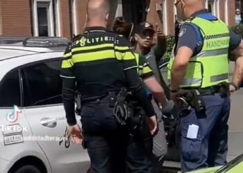 Nieuwkomer wordt aangehouden door politie maar ziet dan de cameraman en gaat compleet uit zijn stekker