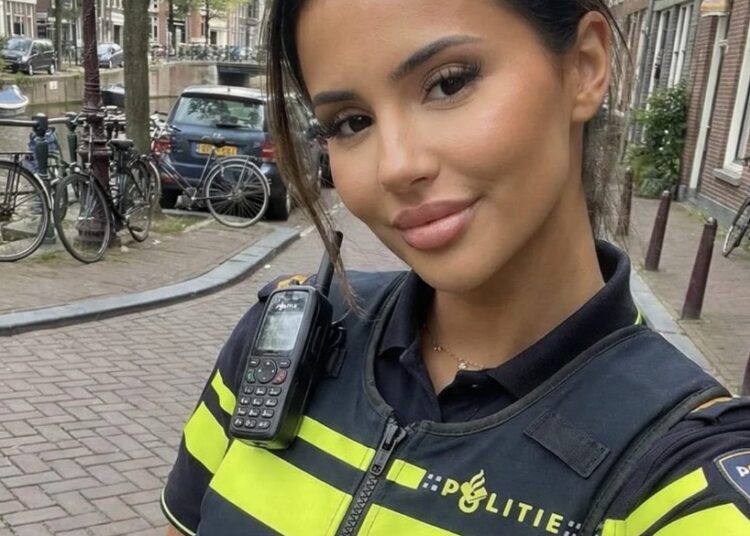 Internet gaat los om deze politiedame