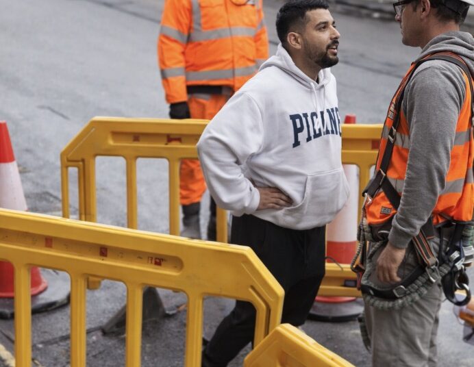 Kansparel neemt het op tegen steigerbouwers, maar helaas voor hem is dit geen wedstrijd
