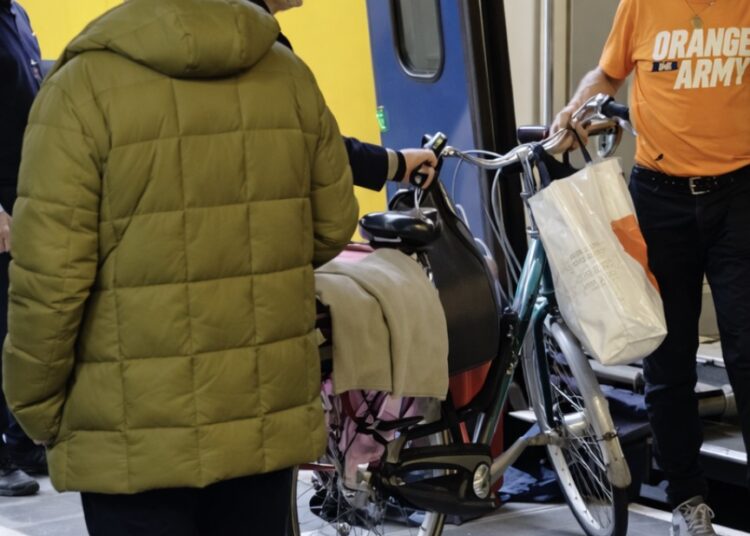 Meneer op Rotterdam Blaak is woest en gooit zijn koffer en jas uit de trein…maar dan…