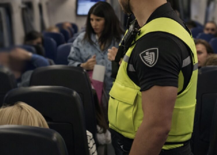 BOA in groot gevaar: Alle treinreizigers keren zich ineens tegen hem