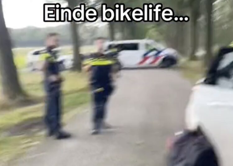 Politieagent is helemaal klaar met scooterttuig en grijpt keihard in
