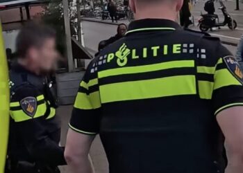 Cameratoezicht ziet 2 mannen met kapmessen een druk warenhuis binnengaan