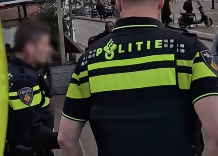 Cameratoezicht ziet 2 mannen met kapmessen een druk warenhuis binnengaan