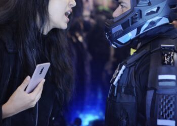 Dame spuugt op politieagent die daar niet van gediend is