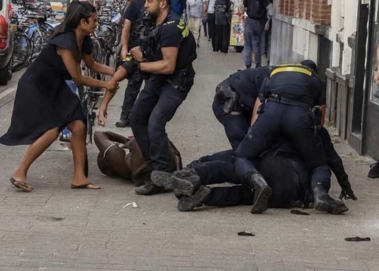 Drietal agenten is er volledig klaar mee en gaan los op jongens