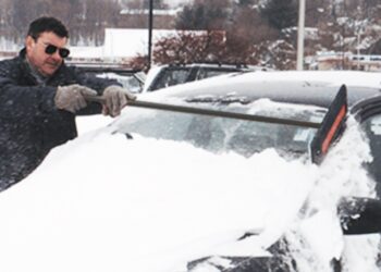 Met sneeuw op je autodak de weg op gaat je heel veel geld kosten