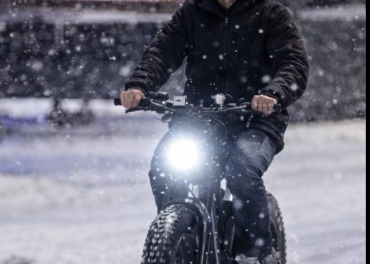 Fatbike denkt sneeuw te domineren maar gaat fout