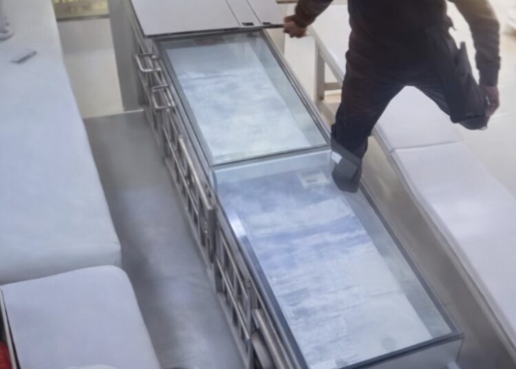 Dan ben je ook niet helemaal 100 in je hoofd als je zoiets besluit te doen bij een juwelier