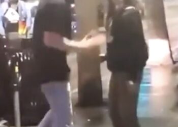 VIDEO: Gast gaat compleet uit zijn stekker na opmerking van vrouw