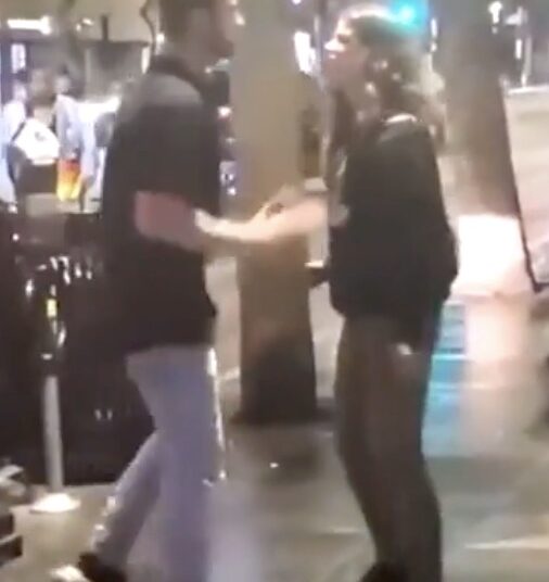 VIDEO: Gast gaat compleet uit zijn stekker na opmerking van vrouw