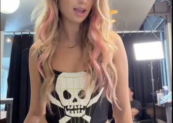 Roxy Dekker schaamt zich niet voor de camera en doet Zara Larsson imitatie in veel te spannend pakje