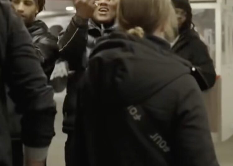 Ruzie bij station loopt uit de hand en internet vraagt zich af wie hier fout zit