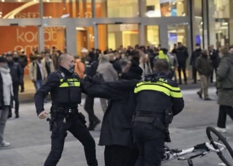 Agent uit Utrecht tijdelijk uit functie gehaald na nieuwe beelden