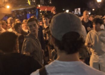 Jongeren uit Volendam gaan helemaal los op een groep