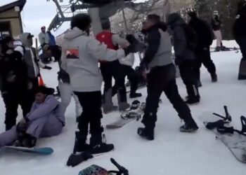 Video: Groepje gasten gaan helemaal los op elkaar op de piste
