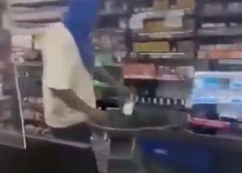 Sigarettendief denkt heel de winkel leeg te roven maar eigenaar geeft hem dikke vette karma