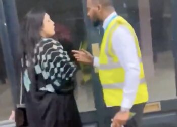 Winkeldief slaat beveiligingsbeambte in het gezicht