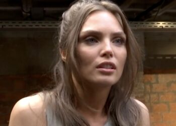 Kim Feenstra deelt mega gewaagde lingerie-spiegelselfie in pashokje