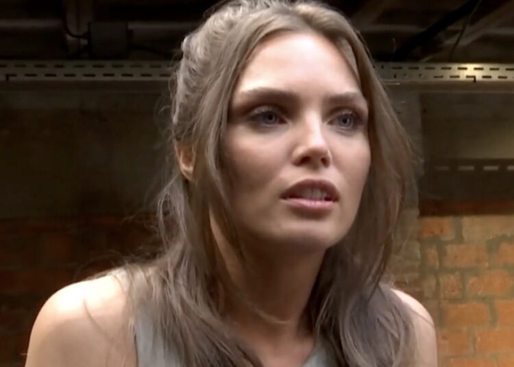 Kim Feenstra deelt mega gewaagde lingerie-spiegelselfie in pashokje