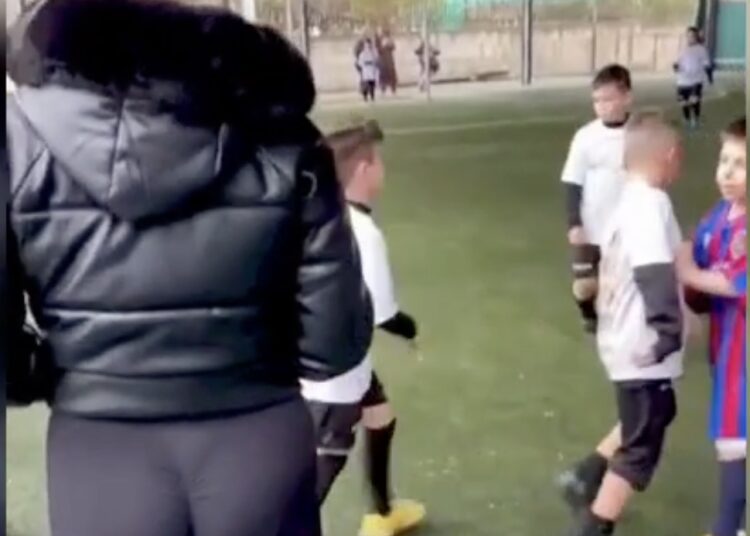 Voetbalwedstrijdje van de kinderen filmen krijgt ineens een bijzondere invalshoek