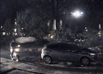 Automobilist is klaar met Fatbiker en gaat vol gas over de stoep