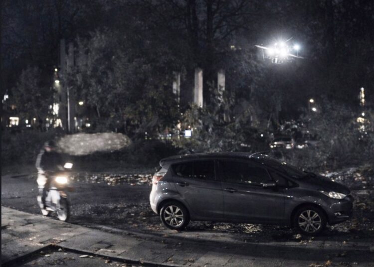 Automobilist is klaar met Fatbiker en gaat vol gas over de stoep
