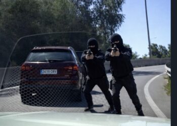 Vrouw weet precies wat ze moet doen als twee mannen uitstappen op de snelweg