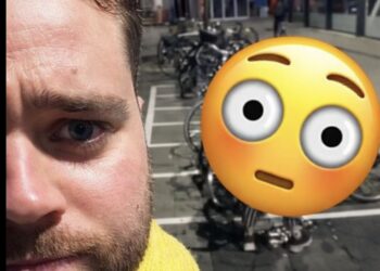 Ondertussen in Oeteldonk met carnaval waar een dame zonder schaamte even alles laat zien.