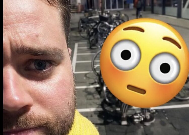 Ondertussen in Oeteldonk met carnaval waar een dame zonder schaamte even alles laat zien.