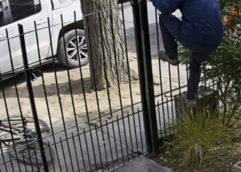 Huiseigenaar betrapt boef in zijn huis en leert hem een oldschool lesje